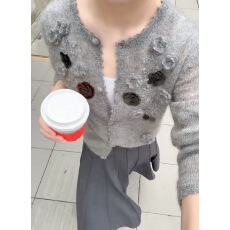 批发圆领女针织开衫25年早秋新品亮片花朵装饰马海毛格雷系上衣