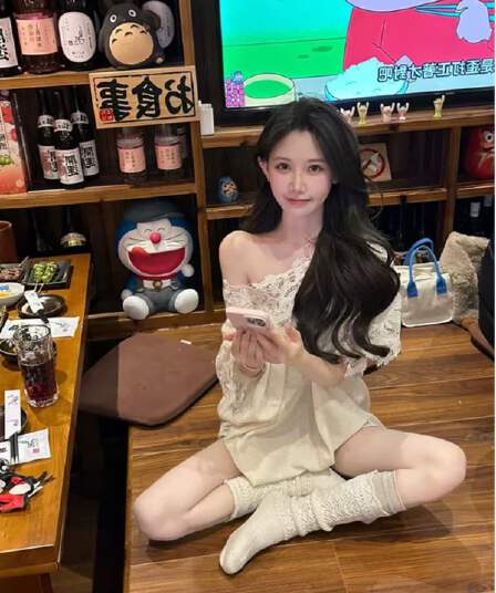 프랑스식 홀로우 아웃 레이스 비스듬한 어깨 반팔 니트 원피스 여성 봄 비싼 가스 명문 여성 섹시함 루즈핏 슬림해 보이는 오프숄더 맨위