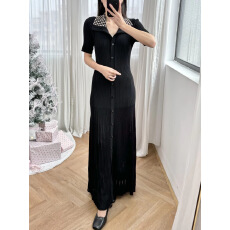 批发2026欧美春夏新款设计感短袖长裙小众珠饰翻领通勤长款针织连衣裙