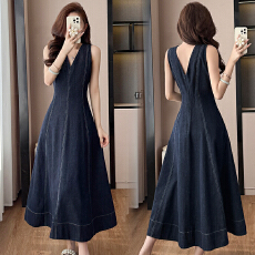 批发实拍2026春夏新款复古牛仔V领设计感<b class='q'>连衣裙</b>高级显瘦长裙女