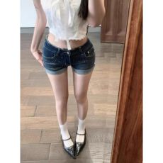 批发<b class='q'>韩国</b>单 小众设计感烫钻卷边牛仔超短裤女美式辣妹低腰包臀热裤