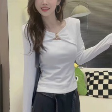 批发洋气设计感金属扣装饰长袖T恤女装早秋新品修身<b class='q'>显瘦</b>减龄百搭上衣