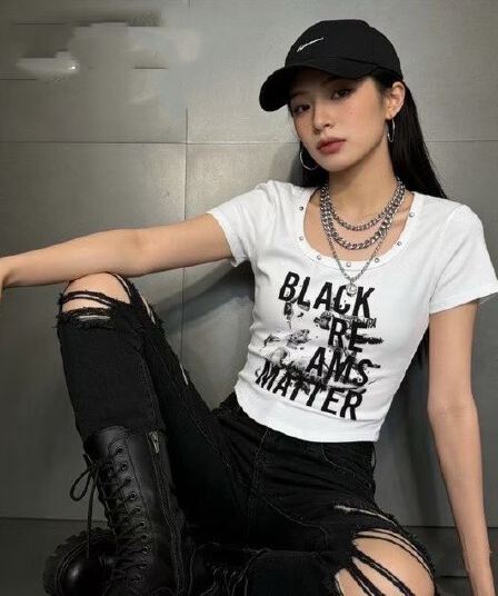 아메리칸 핫걸 낙서 홀로우 아웃 디자인 센스 반팔 티셔츠 여성 2026 새로운 라운드 넥 몸매 가꾸기 쇼트 스타일 만나는 맨위