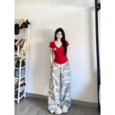 批发潮牌美式红色<b class='q'>V领</b>修身短袖<b class='q'>T</b><b class='q'>恤</b>女夏休闲收腰撞色设计感正肩辣妹上衣