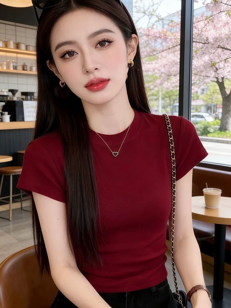 와인 레드 레트로 반팔 티셔츠 여성 2026 여름 새로운 몸매 가꾸기 긍정적 인 어깨 디스플레이 화이트 달콤한 핫걸 풀오버 짧은 맨위
