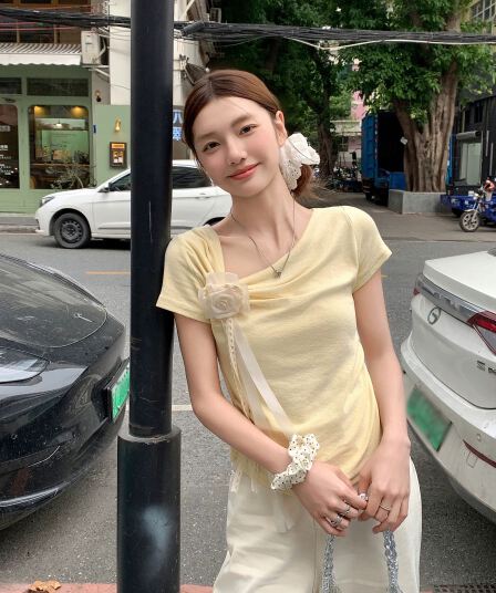 3 차원 꽃 리본 황색 반팔 티셔츠 여성 여름 ootd 착용 가져 가라. 디자인 센스 허리 수축 슬림해 보이는 몸매 가꾸기 맨위