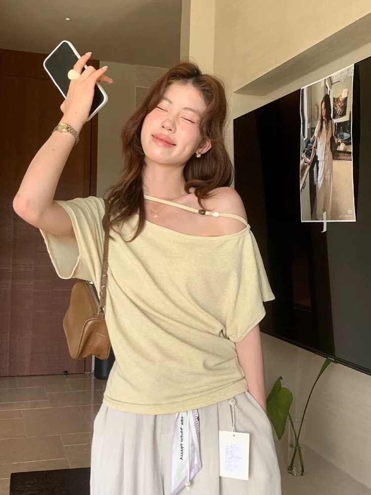 한 부서 디자인 센스 작은 대중 황색 비스듬한 어깨 반팔 티셔츠 여성 여름 얇은 스타일 고유 한 아름다운 허리 수축 오프숄더 맨위