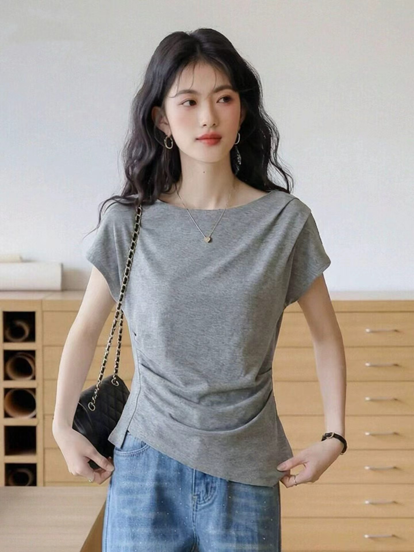 한 부서 핑크색 Feifei 소매 티셔츠 여성 2026 여름 새로운 디자인 센스 작은 대중 주름 허리 수축 맨위 짧은