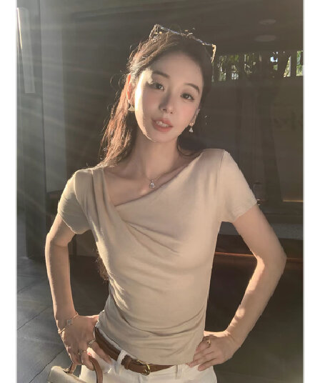 mulvan 썩은 悸动 디자인 센스 비스듬한 칼라 반팔 티셔츠 여성 몸매 가꾸기 슬림해 보이는 Chic 오프숄더 쇼트 스타일 맨위