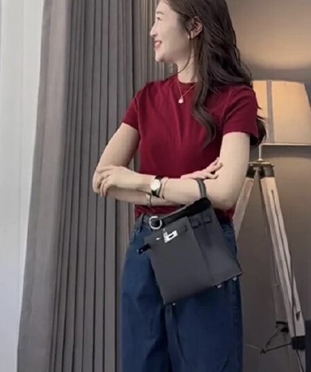 레트로 빨간색 라운드 넥 반팔 긍정적 인 어깨 티셔츠 여성 여름 새로운 미니멀리즘 캐주얼 슬림해 보이는 다용도 기본 셔츠 맨위
