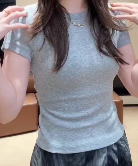 2026 여름 새로운 허리 수축 슬림해 보이는 뒤로 홀로우 아웃 디자인 센스 작은 대중 반팔 패션 단색 티셔츠 여성 셔츠
