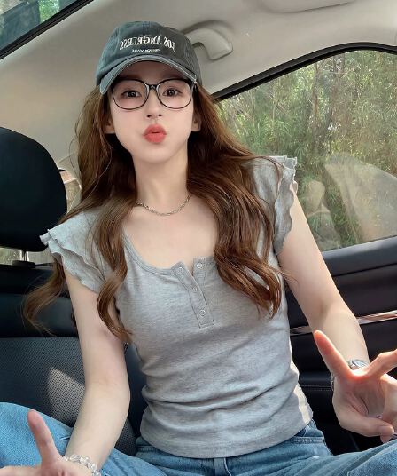 밝은 회색 색상 작은 날다 소매 헨리 칼라 티셔츠 여성 2026 새로운 여름 타이트 슬림해 보이는 해변가 착용 가져 가라. 품격 맨위
