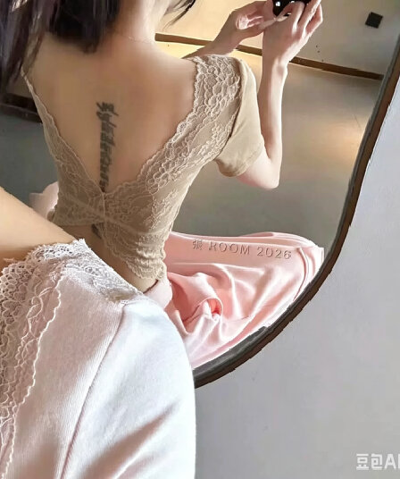 순수한 욕망 바람 핫걸 레이스 조각 아름다움 뒤로 긴팔 티셔츠 여성 여름 새로운 섹시함 몸매 가꾸기 슬림해 보이는 쇼트 스타일 맨위