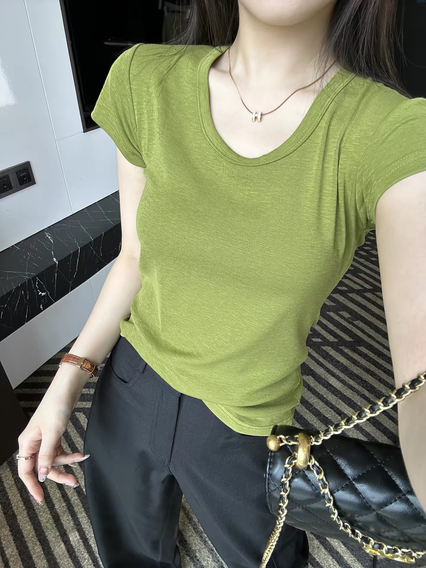 자이언트 디스플레이 화이트 기타 색상 차가운 센스 모달 u 칼라 긍정적 인 어깨 반팔 여성 여름 새로운 몸매 가꾸기 슬림해 보이는 맨위 티셔츠