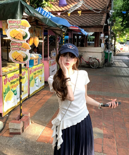 미니멀리즘 불규칙 프릴 긍정적 인 어깨 반팔 티셔츠 2026 년 여름 새로운 출퇴근 반팔 맨위