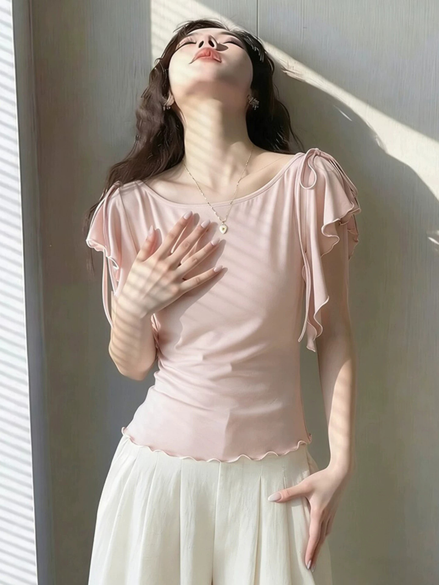 자이언트 잘 생긴 ~ 중 핑크색 프릴 반팔 티셔츠 여성 초여름 2026 새로운 디자인 센스 고유 한 아름다운 맨위