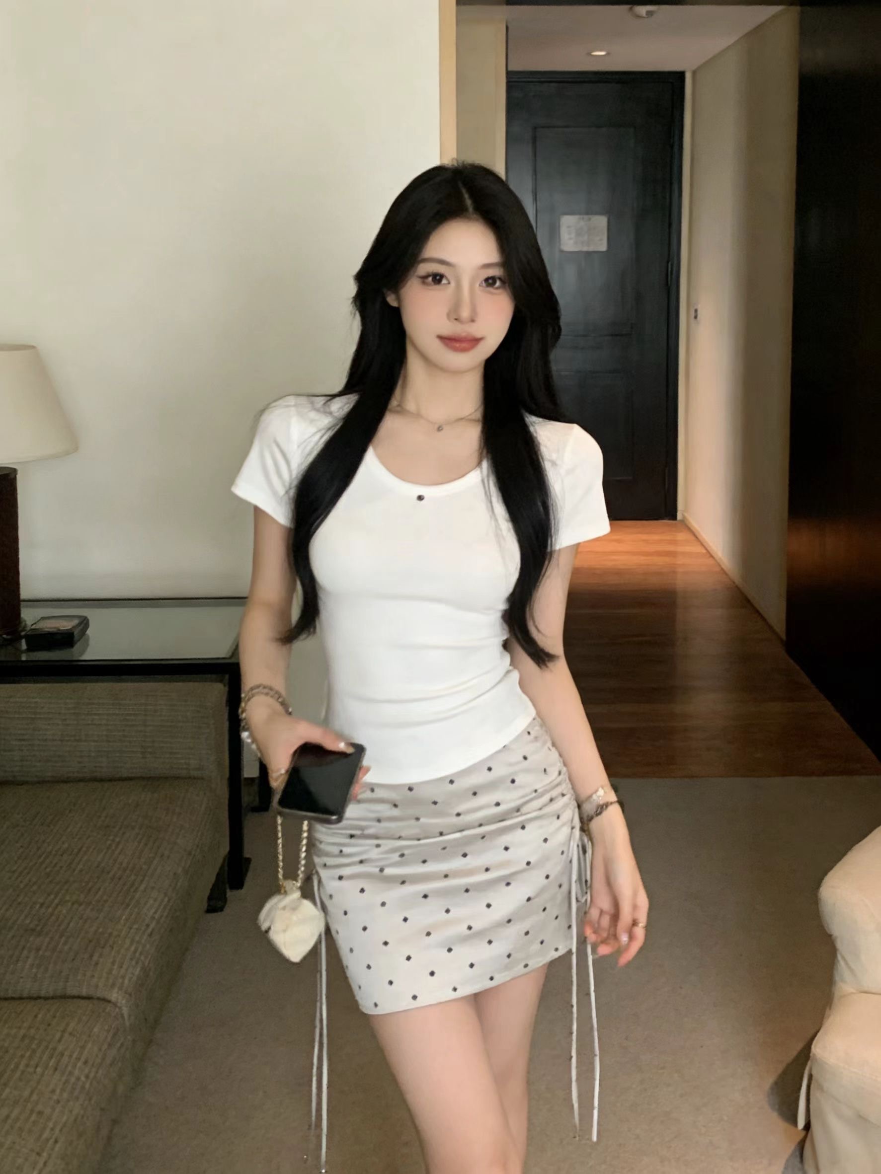 단색 긍정적 인 어깨 반팔 티셔츠 여성 여름 2026 새로운 라운드 넥 다용도 몸매 가꾸기 슬림해 보이는 면 화이트 u 칼라 맨위