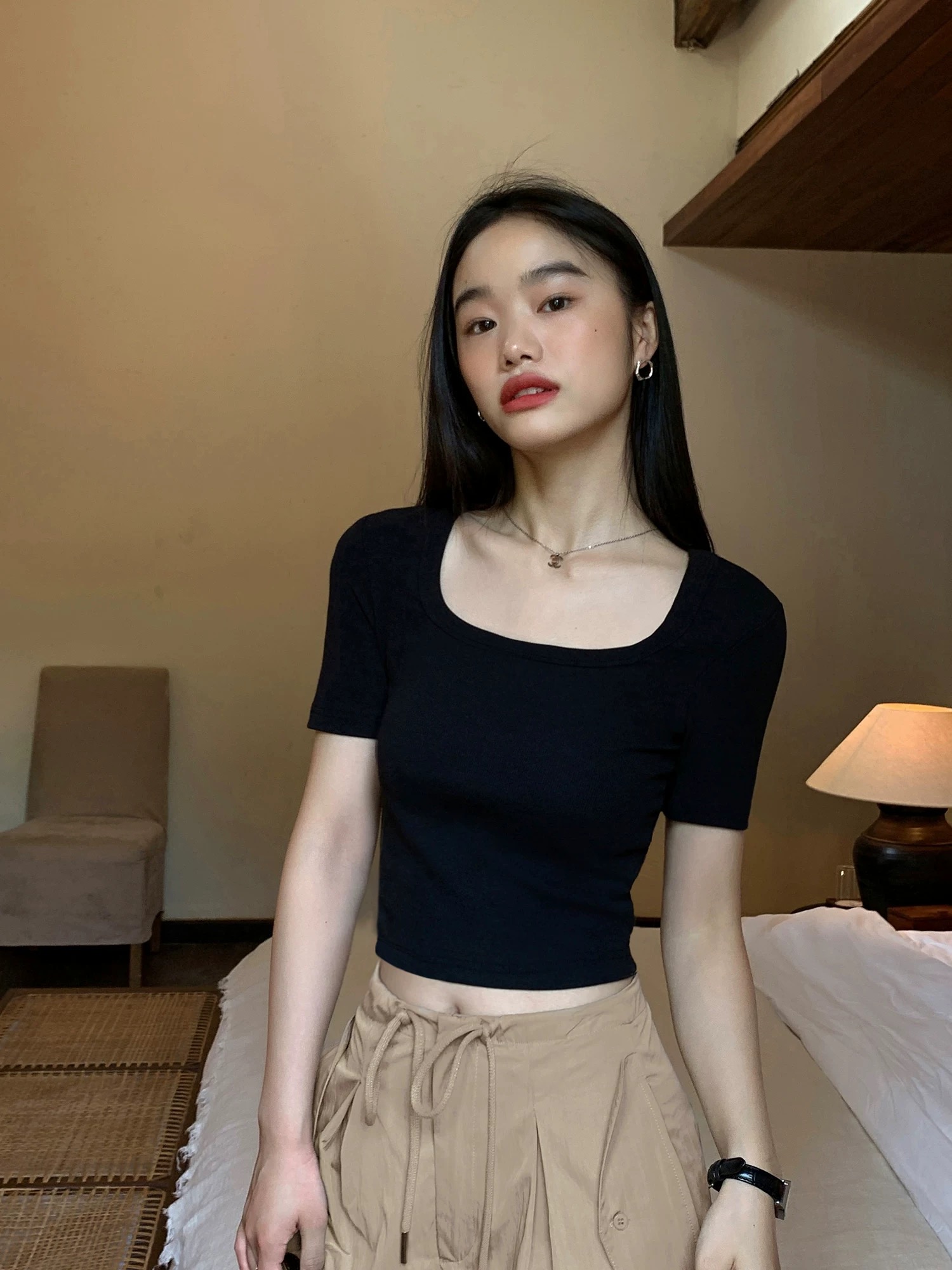 검정색 광장 칼라 반팔 티셔츠 여성 여름 다용도 화이트 몸매 가꾸기 슬림해 보이는 쇼트 스타일 긍정적 인 어깨 의류