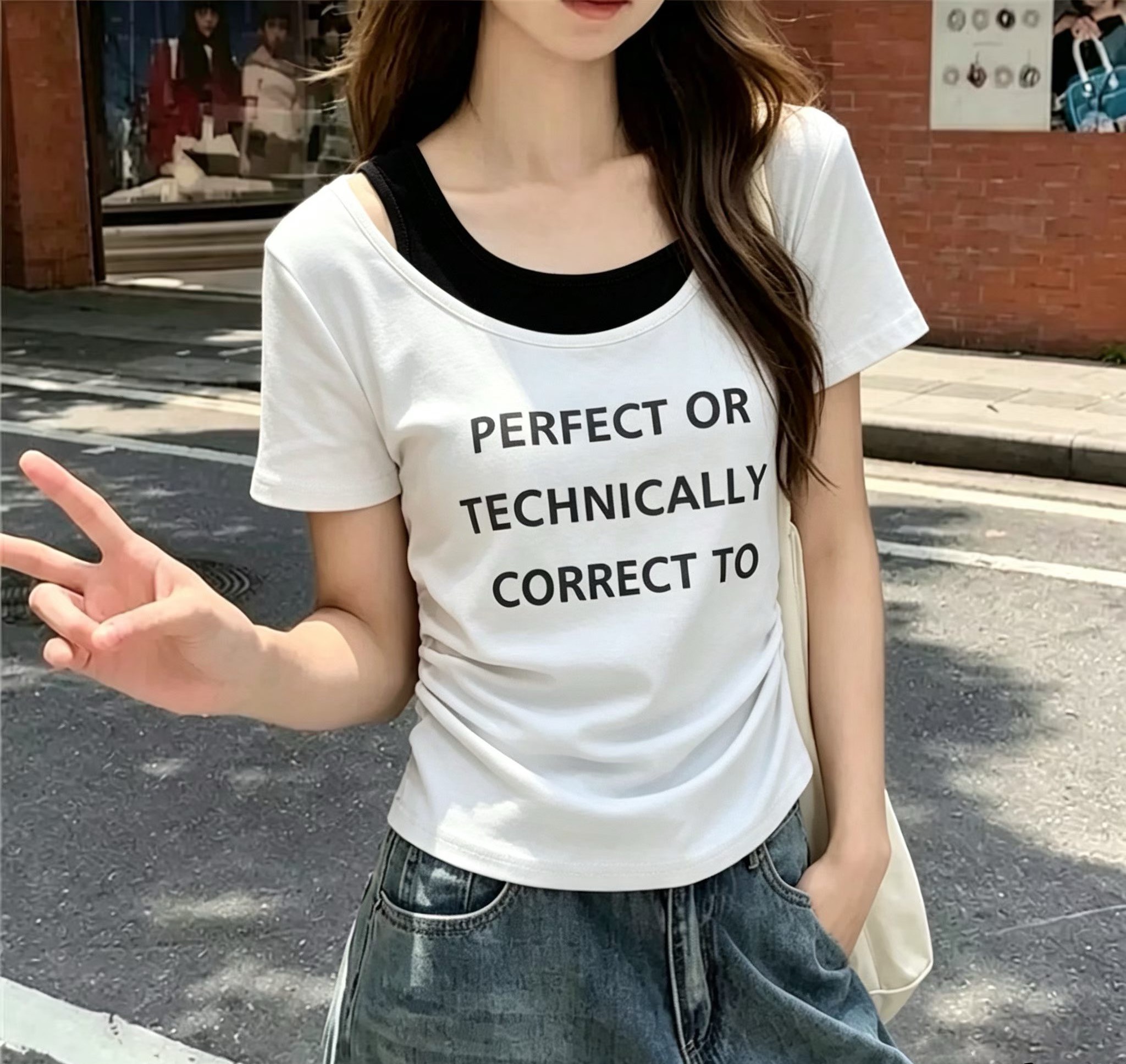고급 센스 페이크 레이어드 비스듬한 어깨 반팔 티셔츠 여성 2026 여름 새로운 꼬집기 허리 주름 Chic 아름다운 작은 맨위