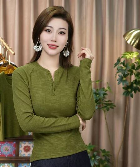 긴팔 티셔츠 여성 작은 셔츠 2026 가을 새로운 슈퍼 화재 연령 감소 디자인 센스 몸매 가꾸기 반 개방 V넥 디스플레이 몸 맨위