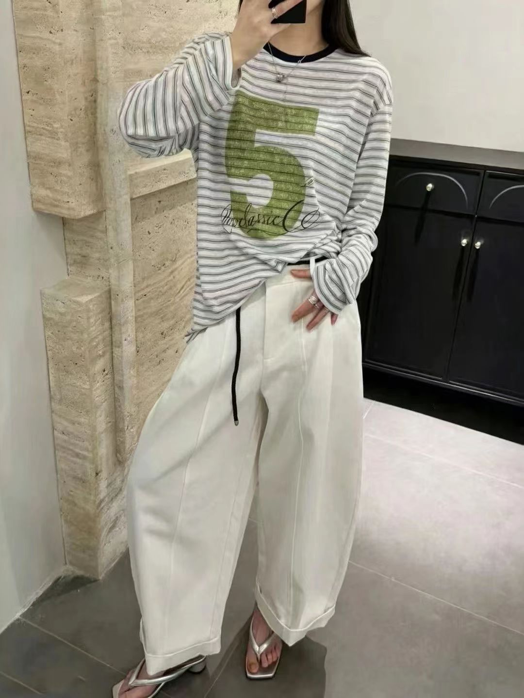 유럽 역 2026 봄 여름 새로운 유럽 상품 패션 라운드 넥 스트라이프 알파벳 프린트 루즈핏 다용도 긴팔 티셔츠 여성