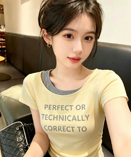 한 부서 알파벳 프린트 페이크 레이어드 반팔 티셔츠 여성 2026 여름 새로운 꼬집기 허리 슬림해 보이는 몸매 가꾸기 쇼트 스타일 맨위