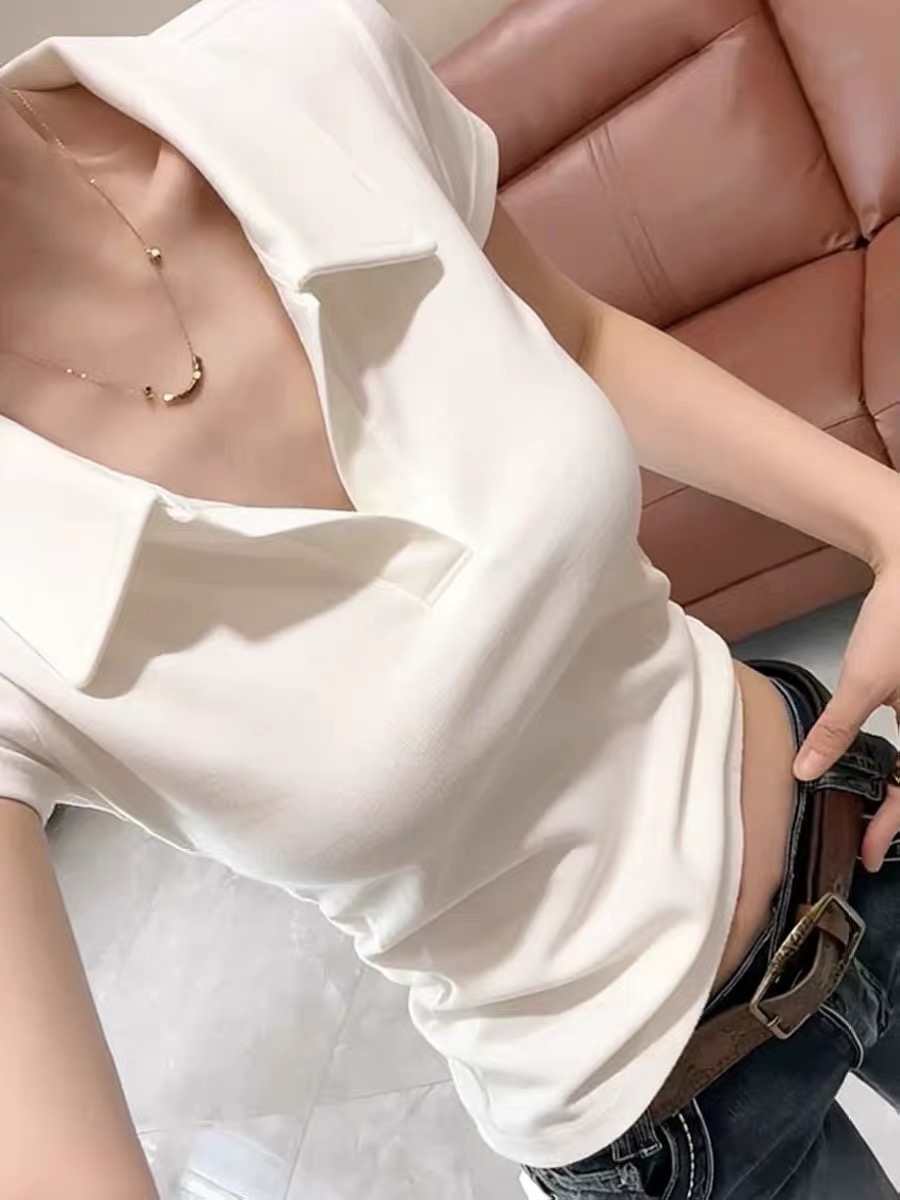 반 개방 칼라 패션 긍정적 인 어깨 외국 가스 반팔 티셔츠 여성 2026 여름 새로운 몸매 가꾸기 슬림해 보이는 연령 감소 캐주얼 맨위