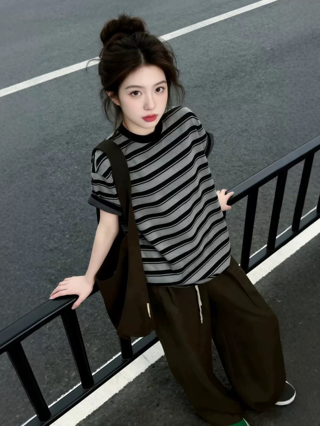 블랙 회색 스트라이프 라운드 넥 반팔 루즈핏 티셔츠 여성 2026 초기 여름 자이언트 잘 생긴 다용도 느긋한 느슨함 센스 맨위