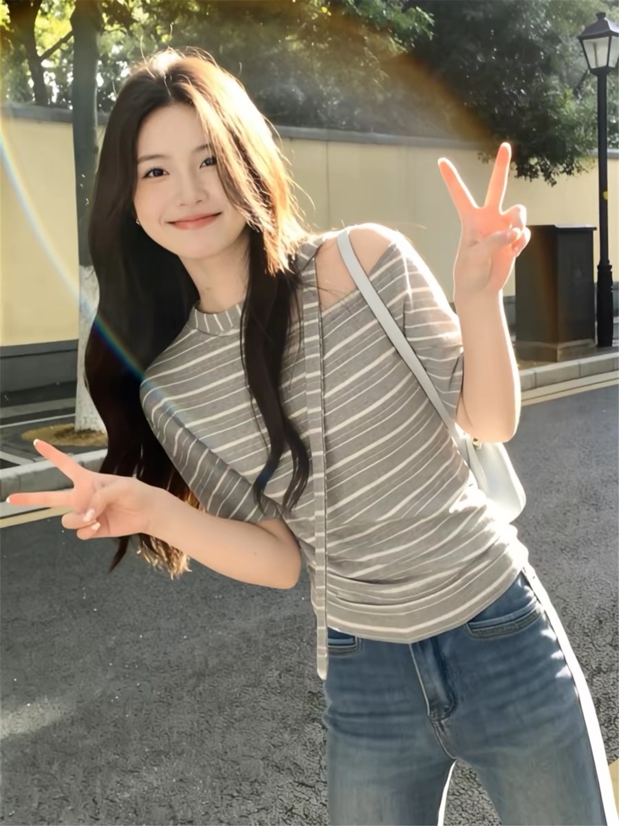 한 부서 Chic 밝은 회색 색상 스트라이프 비스듬한 어깨 의류 여성 2026 년 여름 새로운 반팔 티셔츠 디자인 센스 작은 대중
