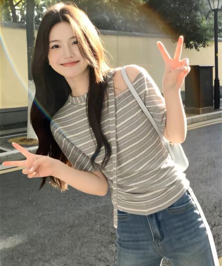 한 부서 Chic 밝은 회색 색상 스트라이프 비스듬한 어깨 의류 여성 2026 년 여름 새로운 반팔 티셔츠 디자인 센스 작은 대중