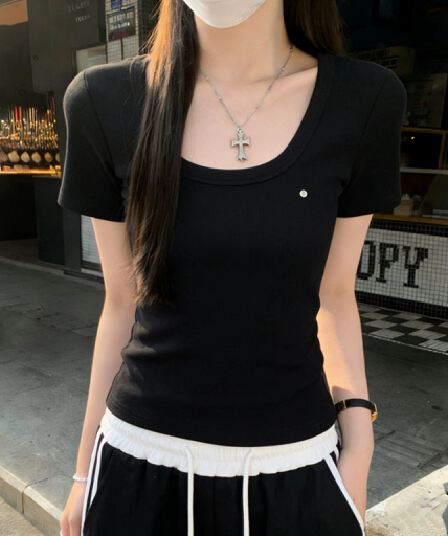 단색 미니멀리즘 u 칼라 반팔 티셔츠 여성 2026 여름 새로운 패션 다용도 몸매 가꾸기 슬림해 보이는 편안함 만나는 맨위