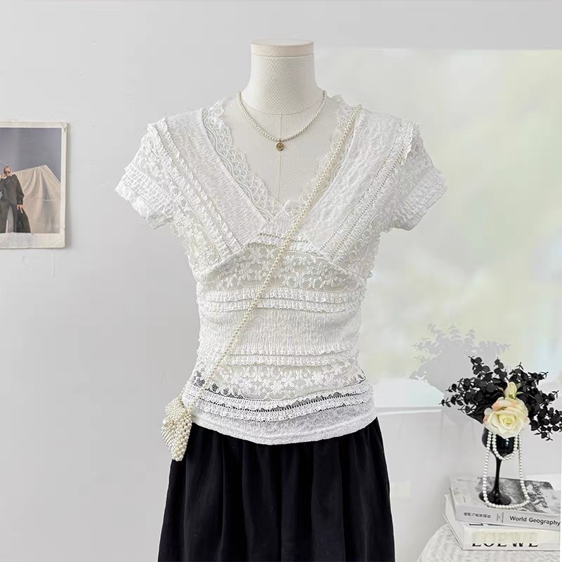 순수한 욕망 바람 홀로우 아웃 레이스 레이스 V넥 반팔 티셔츠 여성 여름 2026 디자인 센스 몸매 가꾸기 슬림해 보이는 쇼트 스타일 맨위
