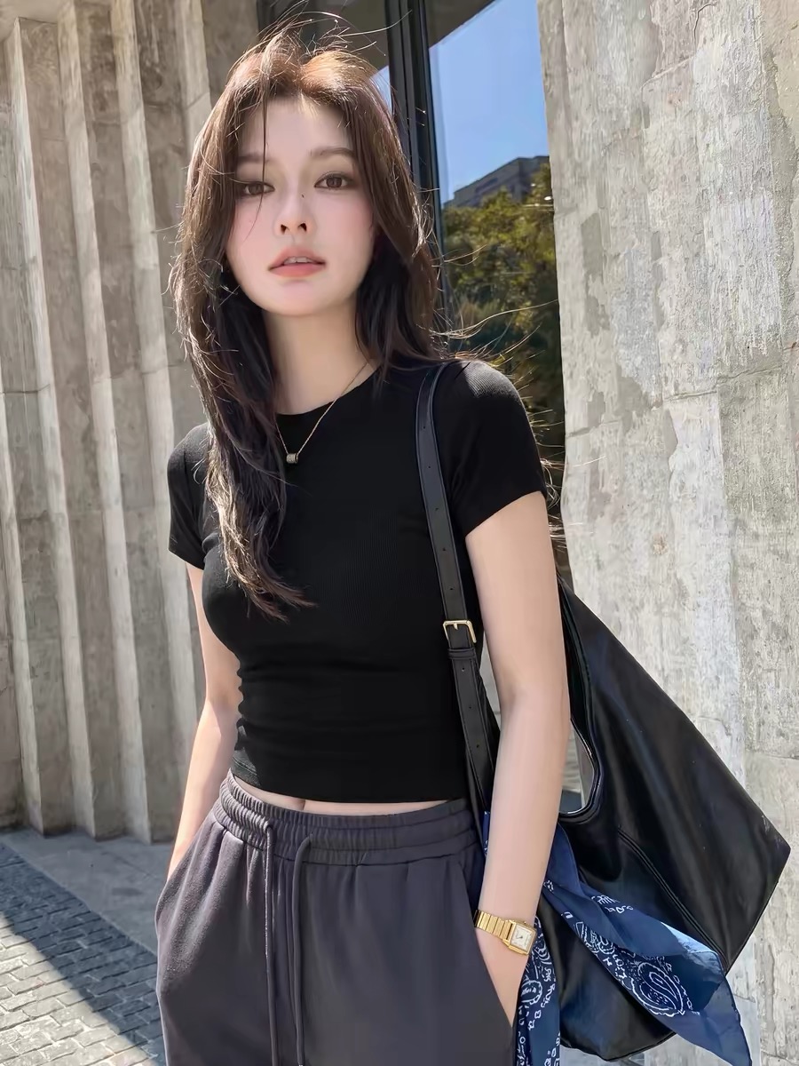 작은 키 타이트 반팔 티셔츠 여성 라운드 넥 몸매 가꾸기 슬림해 보이는 얇은 스타일 2026 여름 검정색 맨위