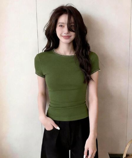 자이언트 잘 생긴 녹색 반팔 티셔츠 여성 2026 새로운 여름 몸매 가꾸기 패션 다용도 품격 긍정적 인 어깨 의류 인사이드 가져 가라.