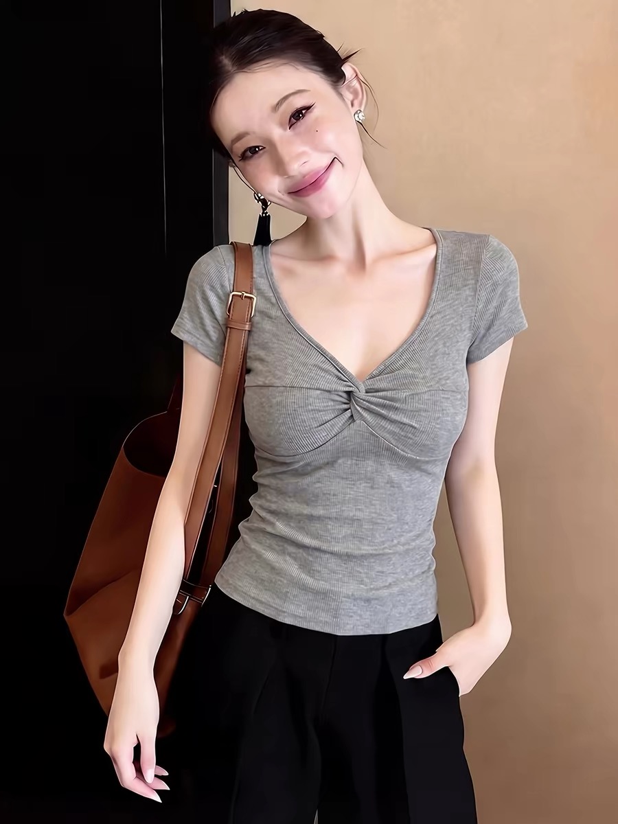 순수한 욕망 이슬 쇄골 V넥 비틀림 반팔 티셔츠 여성 여름 디자인 센스 몸매 가꾸기 허리 수축 슬림해 보이는 품격 긍정적 인 어깨 의류