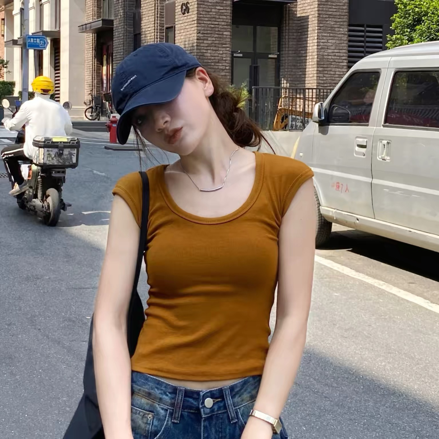 고급 센스 u 칼라 민소매 티셔츠 여성 여름 2026 년 새로운 디자인 센스 몸매 가꾸기 슬림해 보이는 기본 셔츠 다용도 맨위