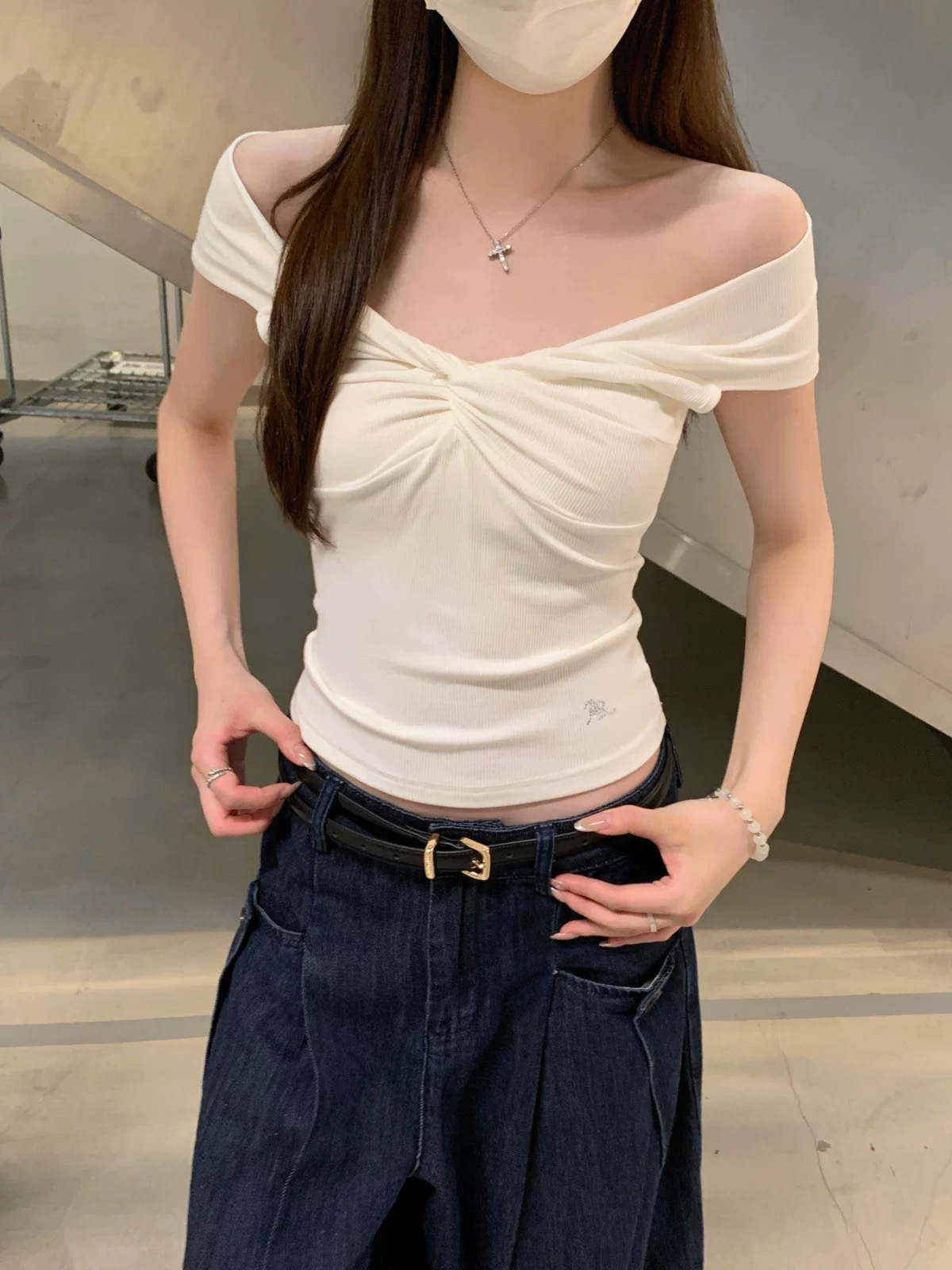 순수한 욕망 바람 품격 작은 대중 비틀림 오프숄더 반팔 티셔츠 여성 여름 새로운 몸매 가꾸기 슬림해 보이는 외국 가스 핫걸 맨위