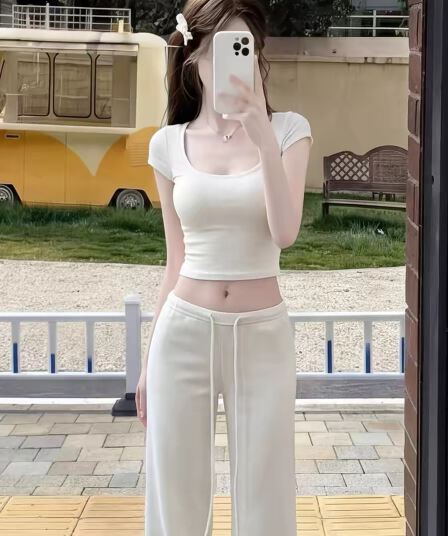 자이언트 잘 생긴 타이트 긍정적 인 어깨 u 칼라 반팔 티셔츠 여성 여름 2026 년 새로운 핫걸 몸매 가꾸기 슬림해 보이는 쇼트 스타일 맨위