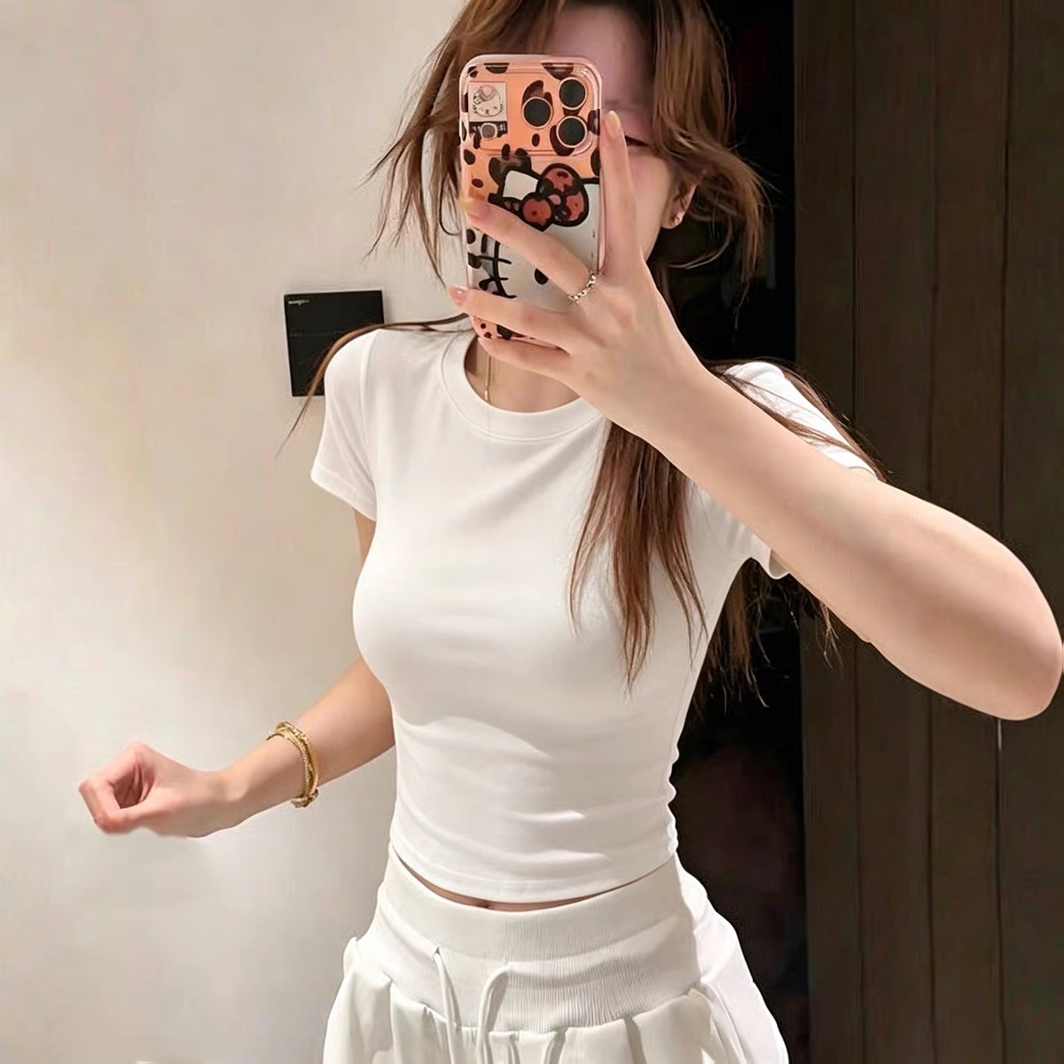 단색 라운드 넥 긍정적 인 어깨 반팔 티셔츠 여성 2026 여름 새로운 섹시함 핫걸 작은 키 몸매 가꾸기 쇼트 스타일 맨위