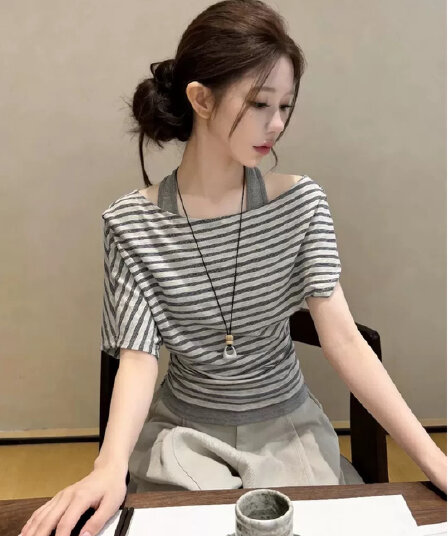 페이크 레이어드 스트라이프 오프숄더 반팔 티셔츠 여성 여름 2026 새로운 패션 디자인 센스 허리 수축 오프숄더 맨위