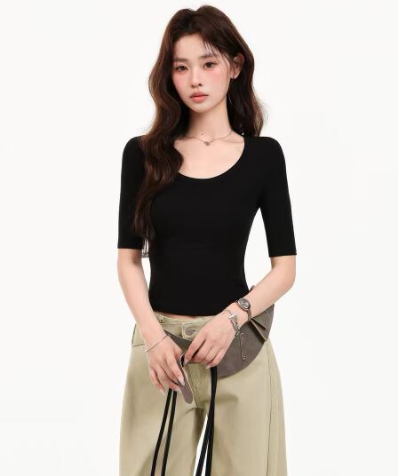 검정색 u 칼라 반팔 티셔츠 여성 2026 새로운 여름 핫걸 몸매 가꾸기 긍정적 인 어깨 미니멀리즘 인사이드 잡아라. 의류