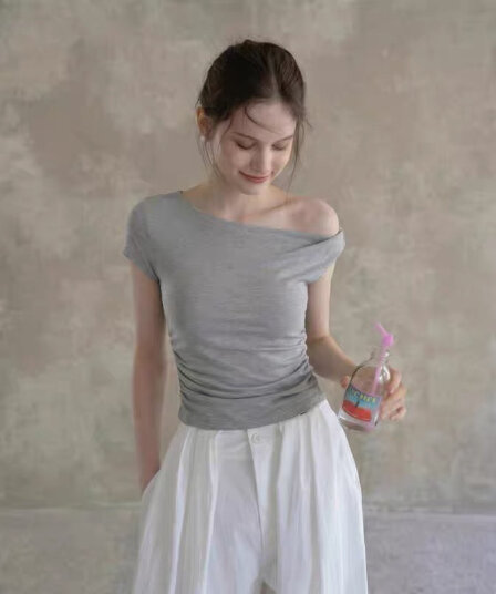 회색 비스듬한 어깨 반팔 티셔츠 여성 여름 2026 새로운 아름다운 오프숄더 몸매 가꾸기 쇼트 스타일 디자인 센스 순수한 욕망 맨위