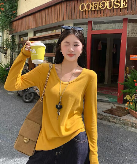 심황 색상 V넥 긍정적 인 어깨 긴팔 티셔츠 여성 2026 이른 봄 새로운 인사이드 가져 가라. 화이트 기본 셔츠 루즈핏 잘 생긴 맨위