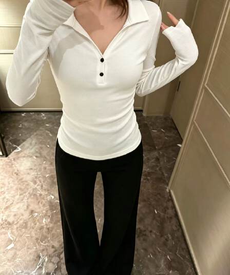 2026 이른 가을 새로운 반 개방 칼라 단추 미니멀리즘 긴팔 티셔츠 여성 의류 작은 대중 몸매 가꾸기 슬림해 보이는 기본 셔츠 맨위