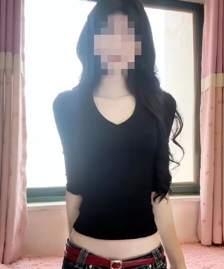 핫걸 바람 긍정적 인 어깨 검정색 V넥 중간 소매 티셔츠 여성 2026 여름 새로운 몸매 가꾸기 슬림해 보이는 기본 셔츠 다용도 맨위