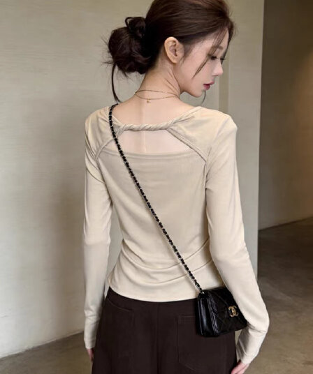 미니멀리즘 디자인 센스 말뚝 더미 칼라 홀로우 아웃 백리스 긴팔 티셔츠 여성 이른 가을 새로운 다용도 몸매 가꾸기 디스플레이 얇고 작은 맨위