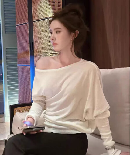 핫걸 비스듬한 어깨 긴팔 티셔츠 여성 2026 가을 새로운 느긋한 바람 루즈핏 외국 가스 순수한 욕망 오프숄더 Chic 맨위