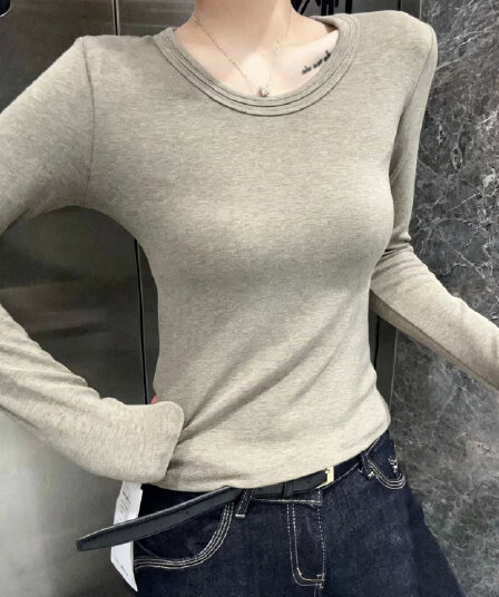 유럽 상품 미니멀리즘 단색 라운드 넥 긍정적 인 어깨 긴팔 티셔츠 여성 2026 가을 새로운 몸매 가꾸기 슬림해 보이는 기본 셔츠 맨위