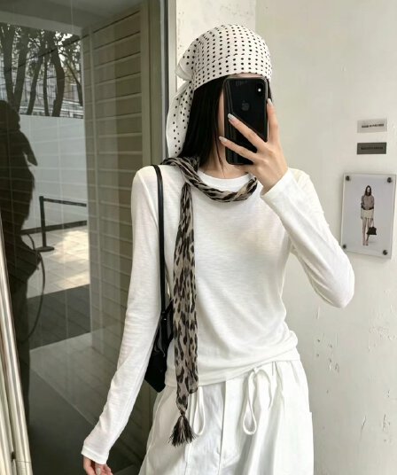 2026 가을 새로운 한 부서 단색 라운드 넥 몸매 가꾸기 슬림해 보이는 품격 긴팔 티셔츠 여성 경기 스카프