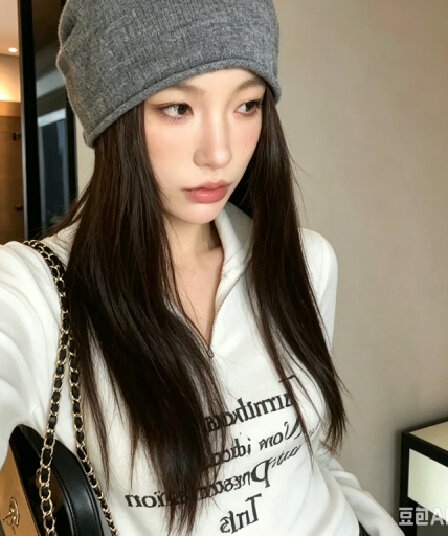 검정색 알파벳 프린트 하프 지퍼 스탠드 칼라 바늘 티셔츠 여성 2026 가을 새로운 몸매 가꾸기 인사이드 가져 가라. 기본 셔츠 맨위